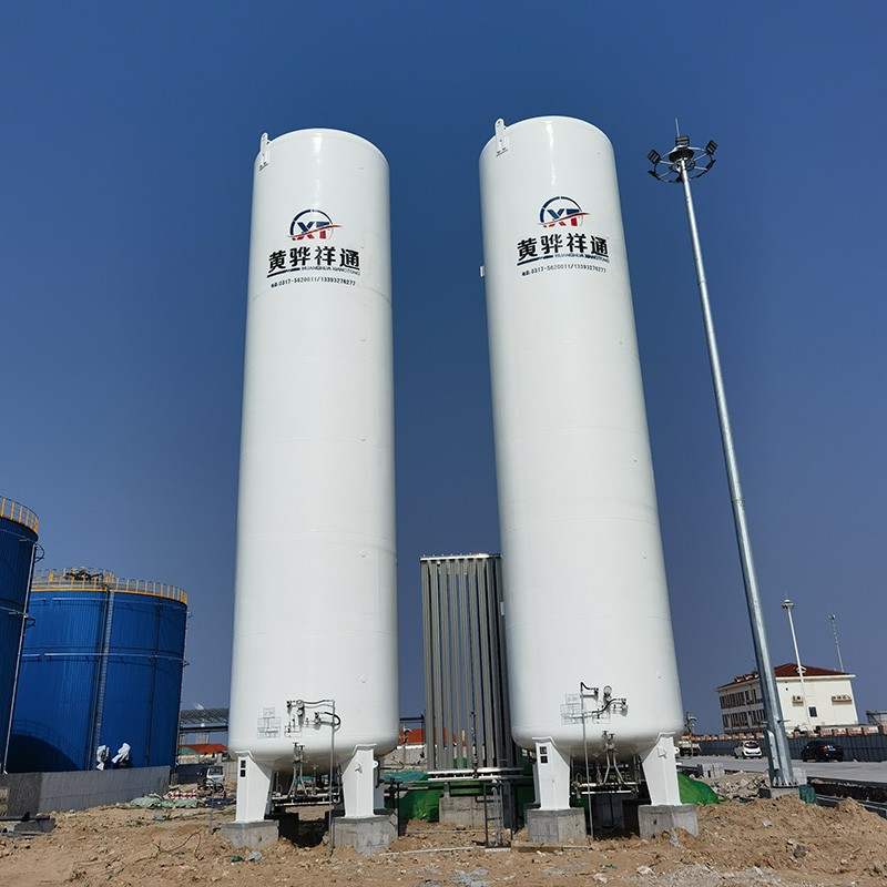 How are LNG tank detectors arranged and installed to ensure the sealing performance of the interface